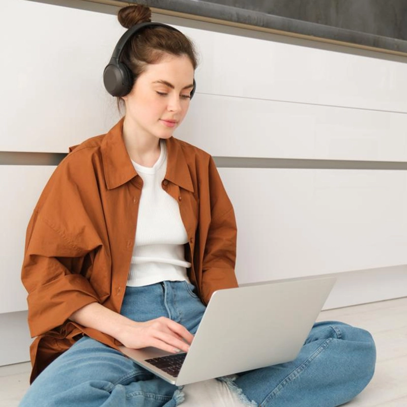 Frau sitz mit Laptop am Boden in der Küche. Frau sitz mit Laptop am Boden in der Küche.