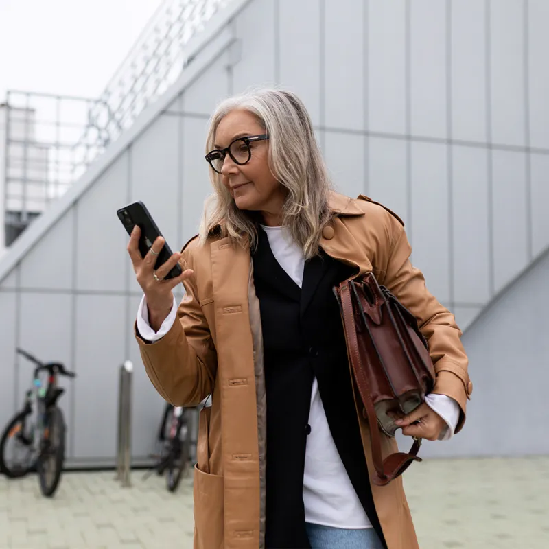 Geschäftsfrau am Smartphone. 