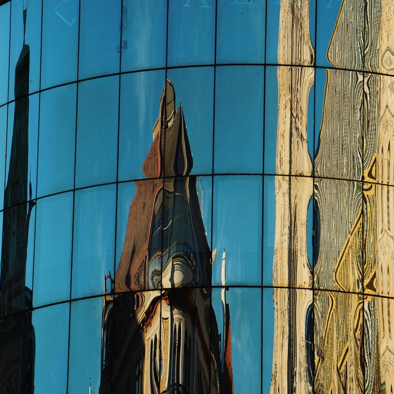 Spiegelung in Glasfassade.