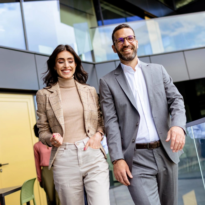 Frau und Mann am Gehen im Casual Business Look